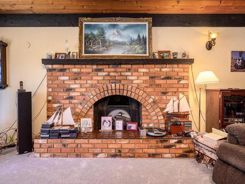 1020 12 Street, Salmon Arm, BC - Indoor Photo Showing Living Room With Fireplace