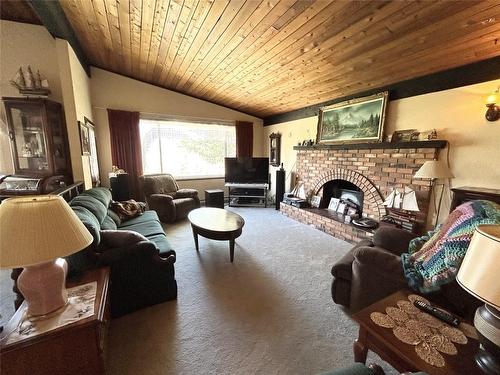 1020 12 Street, Salmon Arm, BC - Indoor Photo Showing Living Room With Fireplace