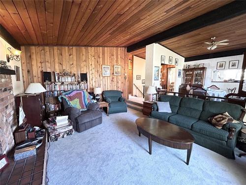 1020 12 Street, Salmon Arm, BC - Indoor Photo Showing Living Room