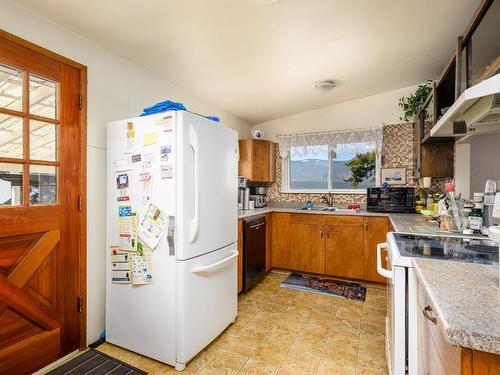 1020 12 Street, Salmon Arm, BC - Indoor Photo Showing Kitchen