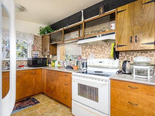 1020 12 Street, Salmon Arm, BC - Indoor Photo Showing Kitchen