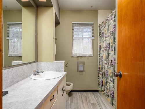 1020 12 Street, Salmon Arm, BC - Indoor Photo Showing Bathroom