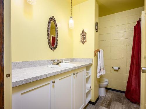 1020 12 Street, Salmon Arm, BC - Indoor Photo Showing Bathroom