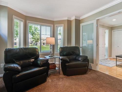 115-665 Cook Road, Kelowna, BC - Indoor Photo Showing Living Room