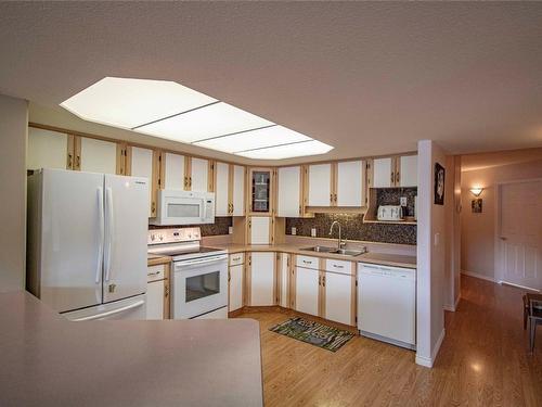 124-3595 Skaha Lake Road, Penticton, BC - Indoor Photo Showing Kitchen With Double Sink