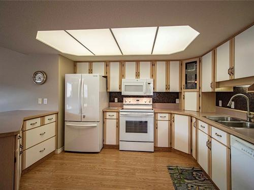 124-3595 Skaha Lake Road, Penticton, BC - Indoor Photo Showing Kitchen With Double Sink