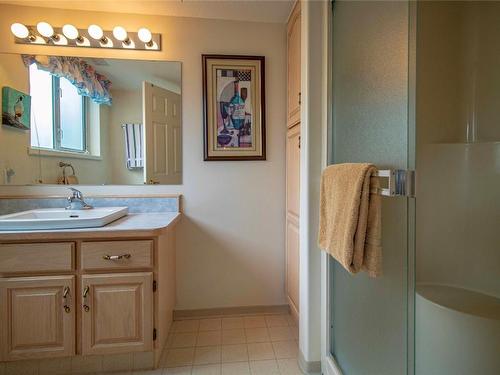 124-3595 Skaha Lake Road, Penticton, BC - Indoor Photo Showing Bathroom