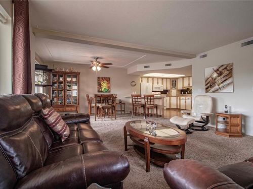 124-3595 Skaha Lake Road, Penticton, BC - Indoor Photo Showing Living Room