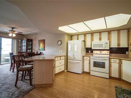 124-3595 Skaha Lake Road, Penticton, BC - Indoor Photo Showing Kitchen