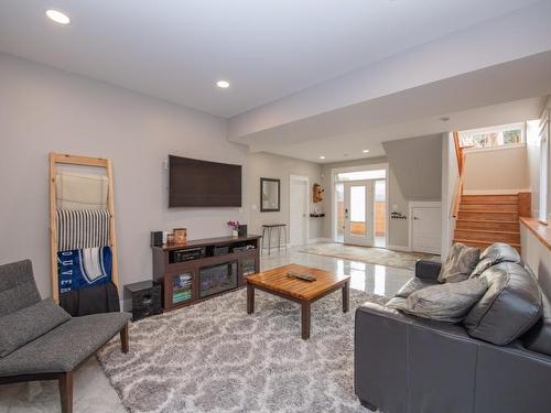 7505 Kennedy Lane, Vernon, BC - Indoor Photo Showing Living Room