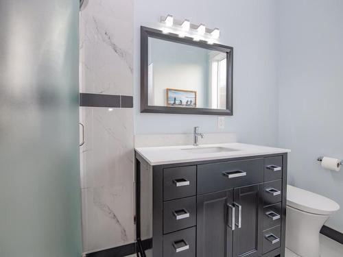 7505 Kennedy Lane, Vernon, BC - Indoor Photo Showing Bathroom