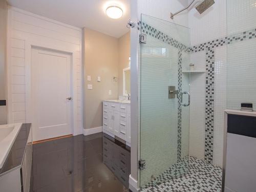 7505 Kennedy Lane, Vernon, BC - Indoor Photo Showing Bathroom