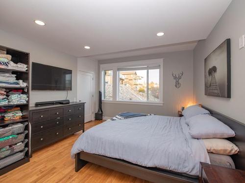 7505 Kennedy Lane, Vernon, BC - Indoor Photo Showing Bedroom