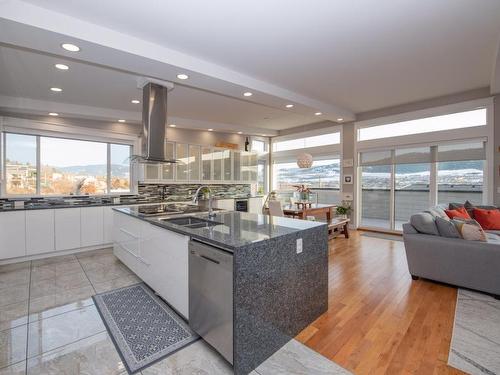 7505 Kennedy Lane, Vernon, BC - Indoor Photo Showing Kitchen With Double Sink With Upgraded Kitchen