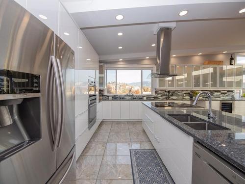 7505 Kennedy Lane, Vernon, BC - Indoor Photo Showing Kitchen With Double Sink With Upgraded Kitchen