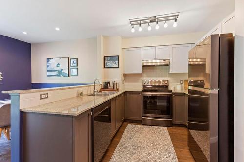 22-1853 Parkview Crescent, Kelowna, BC - Indoor Photo Showing Kitchen With Double Sink