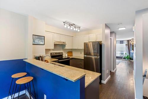 22-1853 Parkview Crescent, Kelowna, BC - Indoor Photo Showing Kitchen With Double Sink