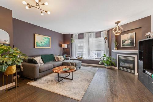 22-1853 Parkview Crescent, Kelowna, BC - Indoor Photo Showing Living Room With Fireplace