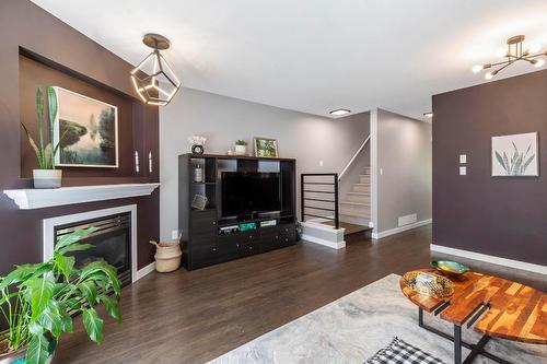 22-1853 Parkview Crescent, Kelowna, BC - Indoor Photo Showing Living Room With Fireplace