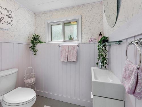 3532 Barney Road, West Kelowna, BC - Indoor Photo Showing Bathroom