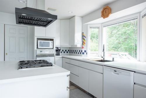 46 Farchant Way, Vernon, BC - Indoor Photo Showing Kitchen