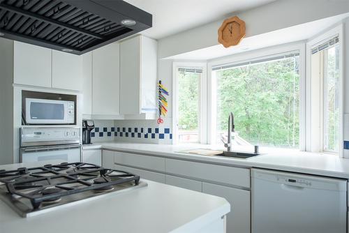 46 Farchant Way, Vernon, BC - Indoor Photo Showing Kitchen