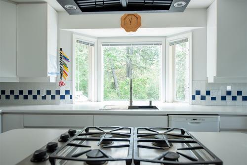 46 Farchant Way, Vernon, BC - Indoor Photo Showing Kitchen