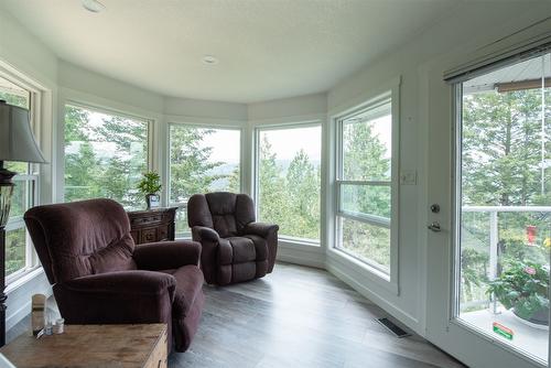 46 Farchant Way, Vernon, BC - Indoor Photo Showing Living Room