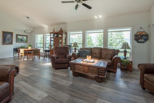 46 Farchant Way, Vernon, BC - Indoor Photo Showing Living Room