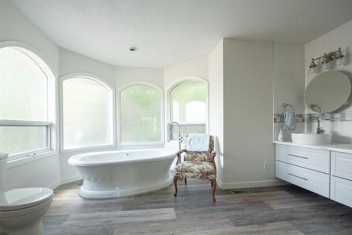 46 Farchant Way, Vernon, BC - Indoor Photo Showing Bathroom