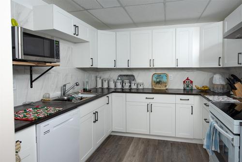 46 Farchant Way, Vernon, BC - Indoor Photo Showing Kitchen