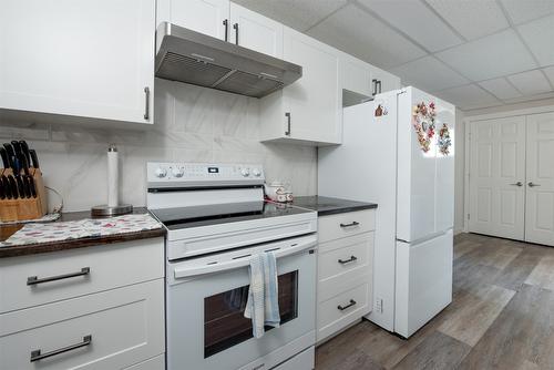 46 Farchant Way, Vernon, BC - Indoor Photo Showing Kitchen