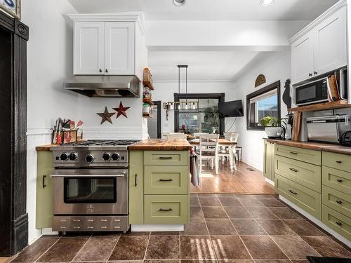 253 Royal Ave, Kamloops, BC - Indoor Photo Showing Kitchen