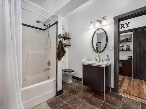 253 Royal Ave, Kamloops, BC - Indoor Photo Showing Bathroom