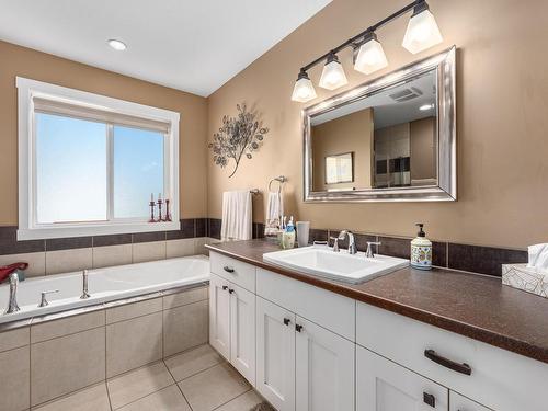 253 Royal Ave, Kamloops, BC - Indoor Photo Showing Bathroom