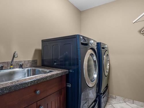 30-2365 Abbeyglen Way, Kamloops, BC - Indoor Photo Showing Laundry Room