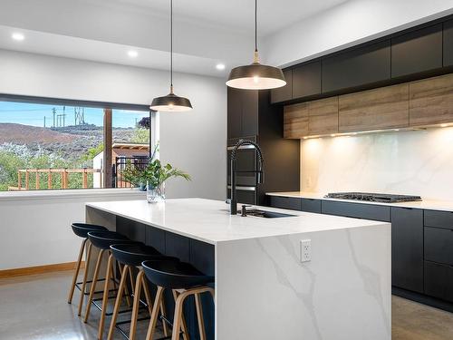 680 Monarch Drive, Kamloops, BC - Indoor Photo Showing Kitchen With Upgraded Kitchen