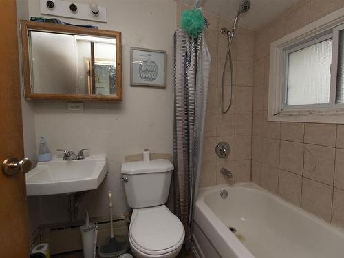 12 Gordon Avenue, Thunder Bay, ON - Indoor Photo Showing Bathroom