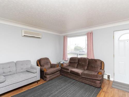 12 Gordon Avenue, Thunder Bay, ON - Indoor Photo Showing Living Room