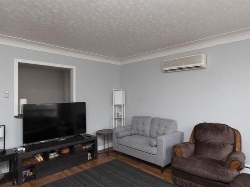 12 Gordon Avenue, Thunder Bay, ON - Indoor Photo Showing Living Room