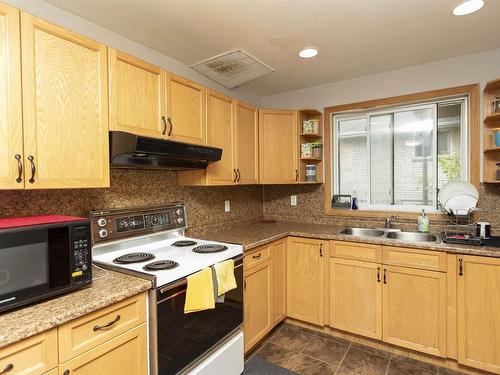 12 Gordon Avenue, Thunder Bay, ON - Indoor Photo Showing Kitchen With Double Sink