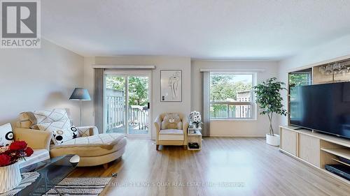 150 - 83 Mondeo Drive, Toronto, ON - Indoor Photo Showing Living Room