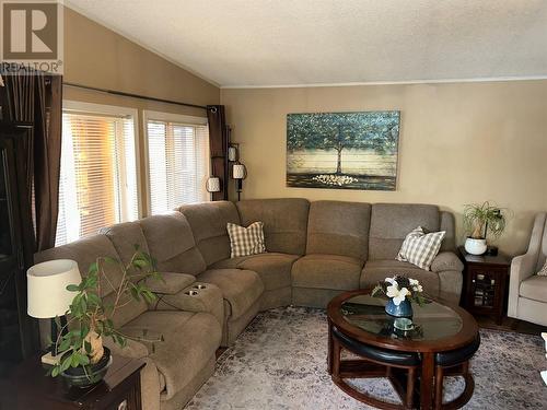 12022 Pretty Road Unit# 39, Lake Country, BC - Indoor Photo Showing Living Room