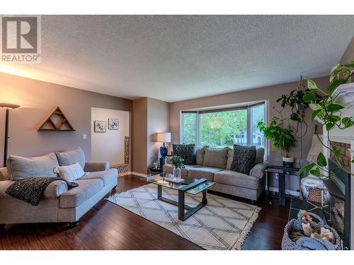 2982 Berwick Drive, Prince George, BC - Indoor Photo Showing Living Room