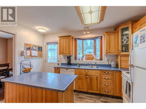 2982 Berwick Drive, Prince George, BC - Indoor Photo Showing Kitchen With Double Sink