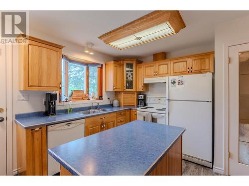 2982 Berwick Drive, Prince George, BC - Indoor Photo Showing Kitchen With Double Sink