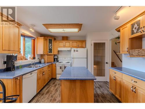 2982 Berwick Drive, Prince George, BC - Indoor Photo Showing Kitchen With Double Sink