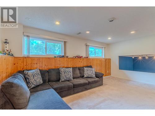 2982 Berwick Drive, Prince George, BC - Indoor Photo Showing Living Room