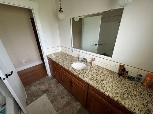 7591 17Th Street, Grand Forks, BC - Indoor Photo Showing Bathroom