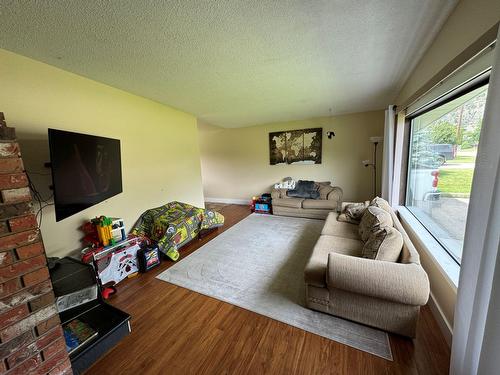 7591 17Th Street, Grand Forks, BC - Indoor Photo Showing Living Room